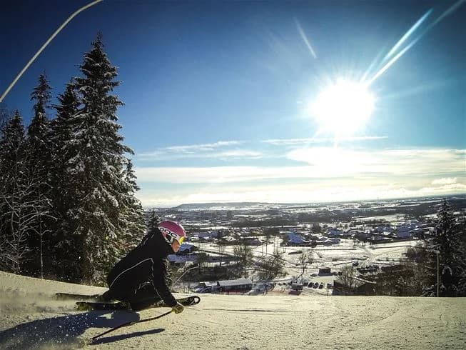 Upptäck naturens paradis på Mösseberg Camping – äventyr och avkoppling året runt med spektakulär utsikt och bekväma boenden.