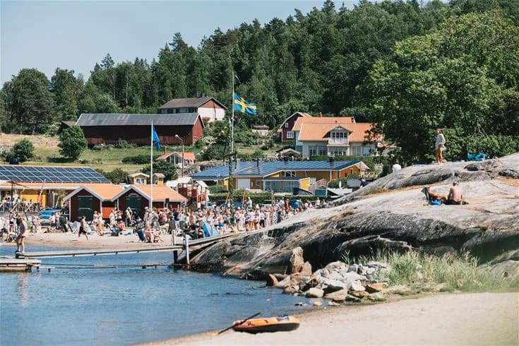 En vy över Lagunen Camping & Stugor, med strandnära läge där människor njuter av fritidsaktiviteter vid kusten.