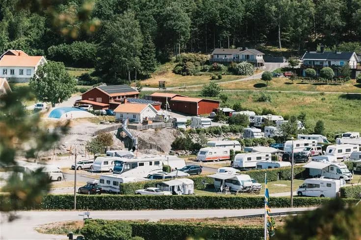 Flygfoto över Lagunen Camping & Stugor som visar en fågelperspektiv av området med tydligt synliga parkeringsplatser och omgivande landskap.