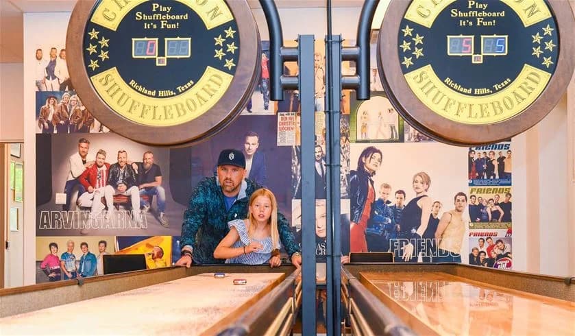 Bild på Ursand Resort & Camping: En välorganiserad interiör med snyggt golv och ett tydligt logotypemblem synligt. Rummet utstrålar renlighet och en polerad känsla, vilket ger en inbjudande atmosfär för besökare.