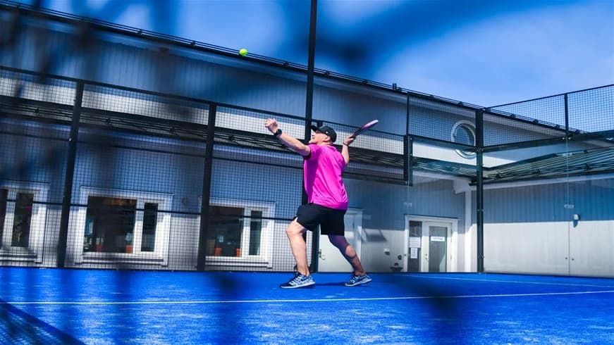 En tennisbana vid Ursand Resort & Camping, med racketar och nät synliga på planen.