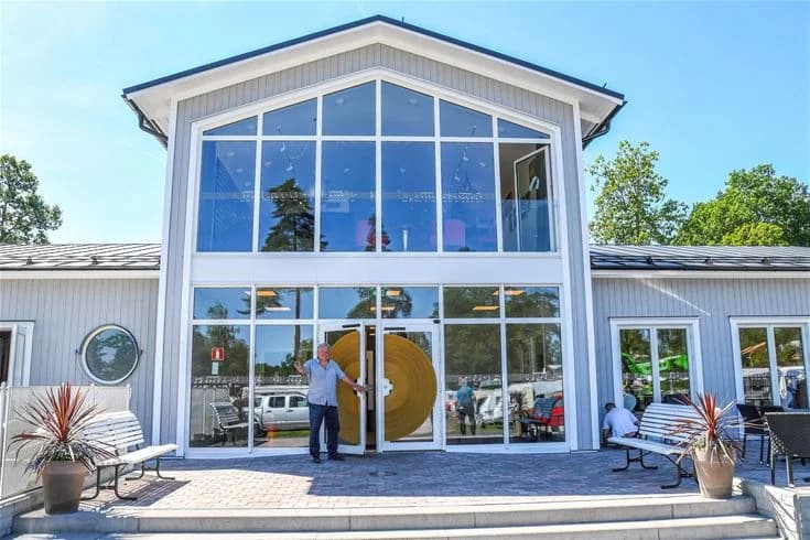 Bild av ett charmigt boende på Ursand Resort & Camping med en entré som har en täckt veranda, omgiven av sidobyggnader och en uppfart.