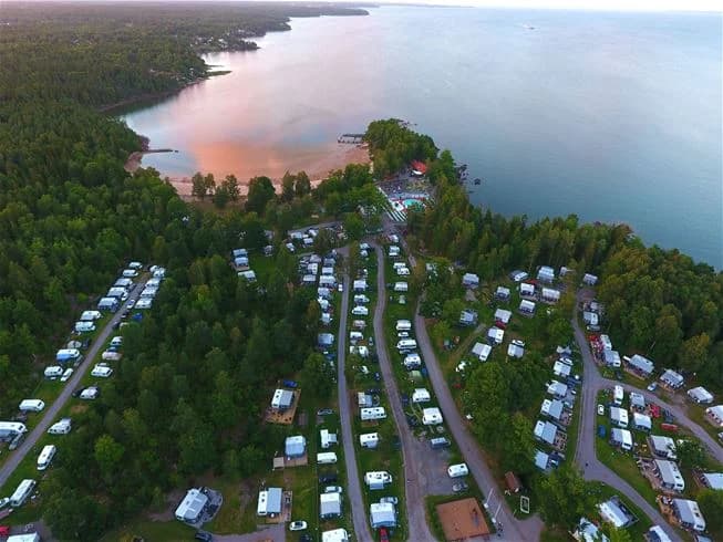 Upplev Ursand Resort & Camping: paradis vid Vänern med strandnära boenden, lokal gastronomi och familjevänligt äventyr året runt!