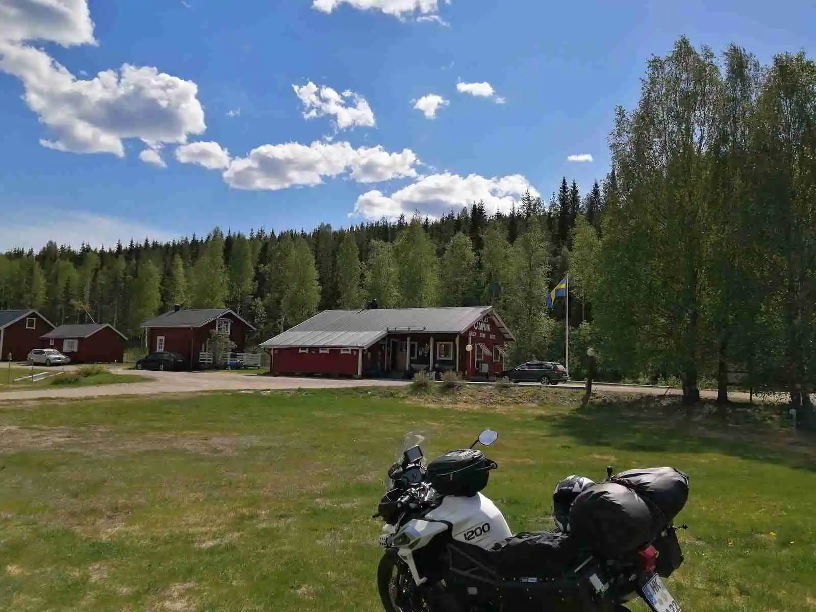 Upptäck äventyrets lugn vid Höljes Camping i norra Värmland, en harmonisk oas för naturälskare och äventyrssökare!