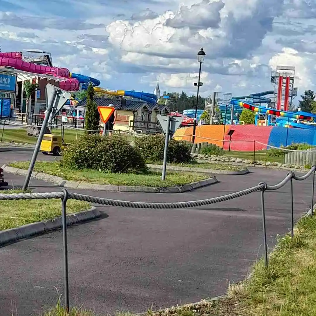 Vakna vid en glittrande sjö i Värmland, njut av äventyr och avkoppling på Sunne Camping och Sommarland! 🏞️🚤🌞