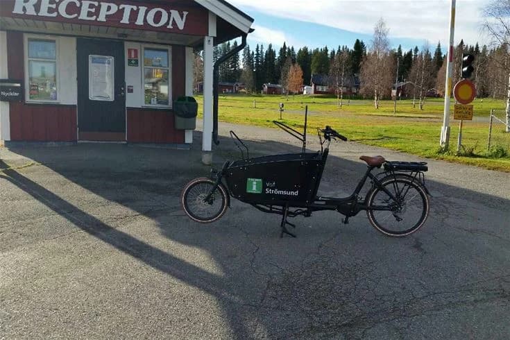 En nära bild av en cykel med fokus på hjul och ekrar vid Strömsunds camping, vilket antyder möjligheter till cykling och utomhusaktiviteter i området.