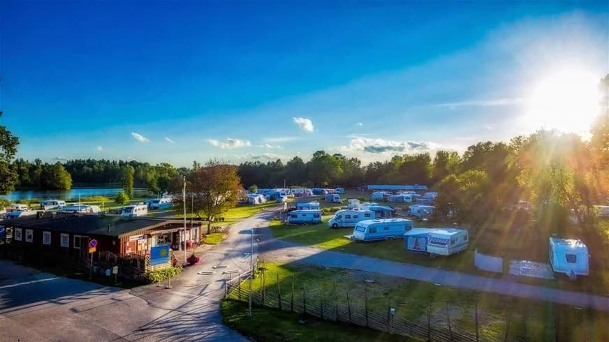 Djulö Camping: Njut av familjevänlig avkoppling och äventyr året runt vid Katrineholms pittoreska stränder.