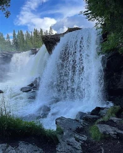 Vila vid mäktiga Ristafallet—en campingupplevelse fylld av natur, äventyr och avkoppling vid älvens brus. Boka ditt äventyr!