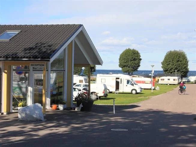 En parkeringsplats vid Grönhag Camping med en husbil parkerad.