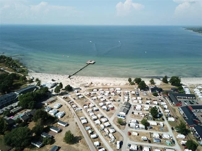Köpingbaden Camping: En solig oas på Öland, med strandnära boenden, aktiviteter för alla och en miljömedveten vistelse.