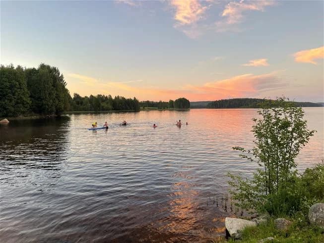 Trehörningsjö Camping & Stugor: En naturskön oas för avkoppling och äventyr, året runt vid sjön Inre Lemesjö.