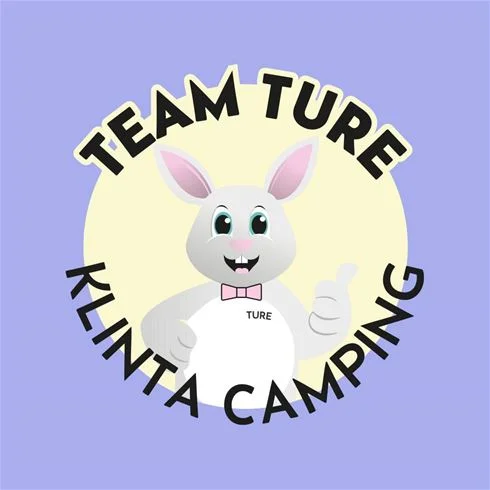 En tecknad bild av en glad kanin, som illustrerar ett lekfullt och vänligt tema, för Klinta Camping på en besöksmålshemsida.