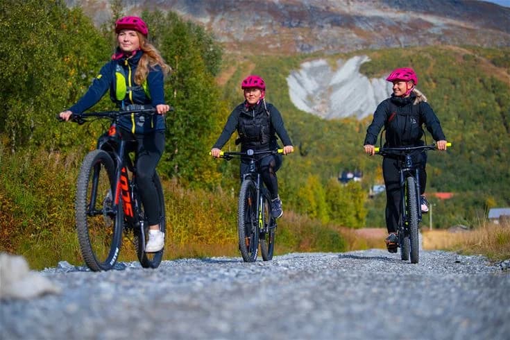 En person cyklar med hjälm på mountainbike genom Kittelfjälls natursköna terräng.