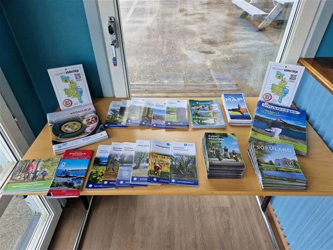 En färgglad reklamaffisch för Farstanäs Camping & Havsbad, med text och grafik som lockar besökare till destinationen.