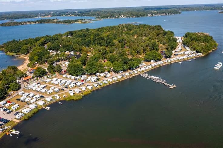 Upplev äventyr och avkoppling på Dragsö Camping i Karlskronas skärgård – boende med magisk havsutsikt! 🌊🏕️