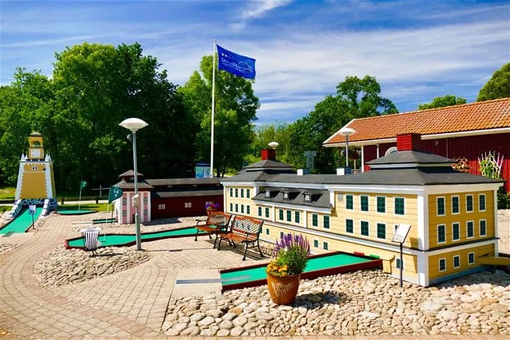 En grupp människor som njuter av fritidsaktiviteter i en grönskande parkmiljö vid Dragsö Camping & Stugby.