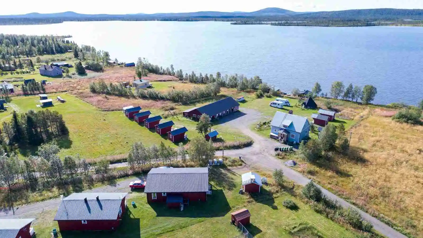 Piilijärvi Camping: Äventyr, avkoppling och kulturhistoria i magiska Swedish Lapland, omgivet av norrsken och fantastiska vyer.