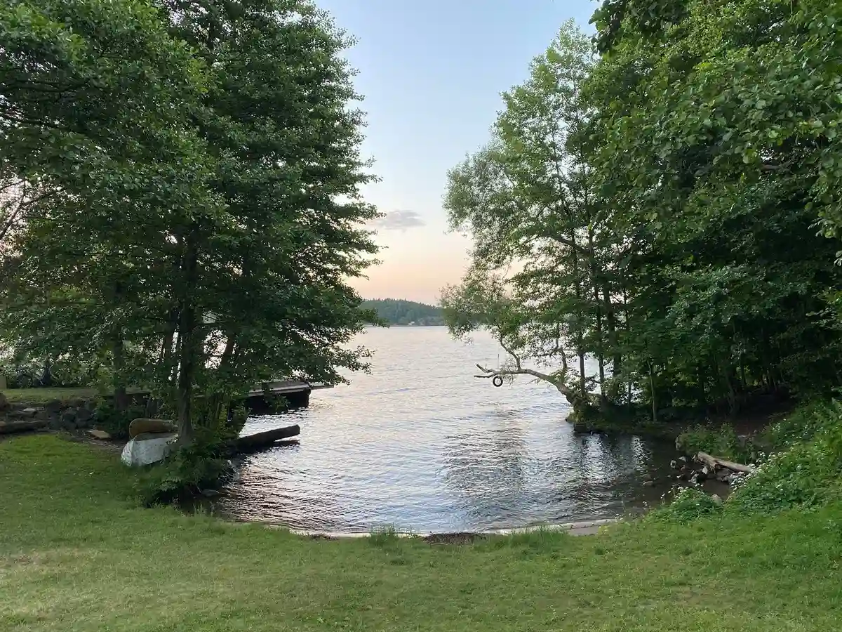 En naturskön vy över en sjö vid Klubbensborg med omgivande grönska och lugnt vatten.