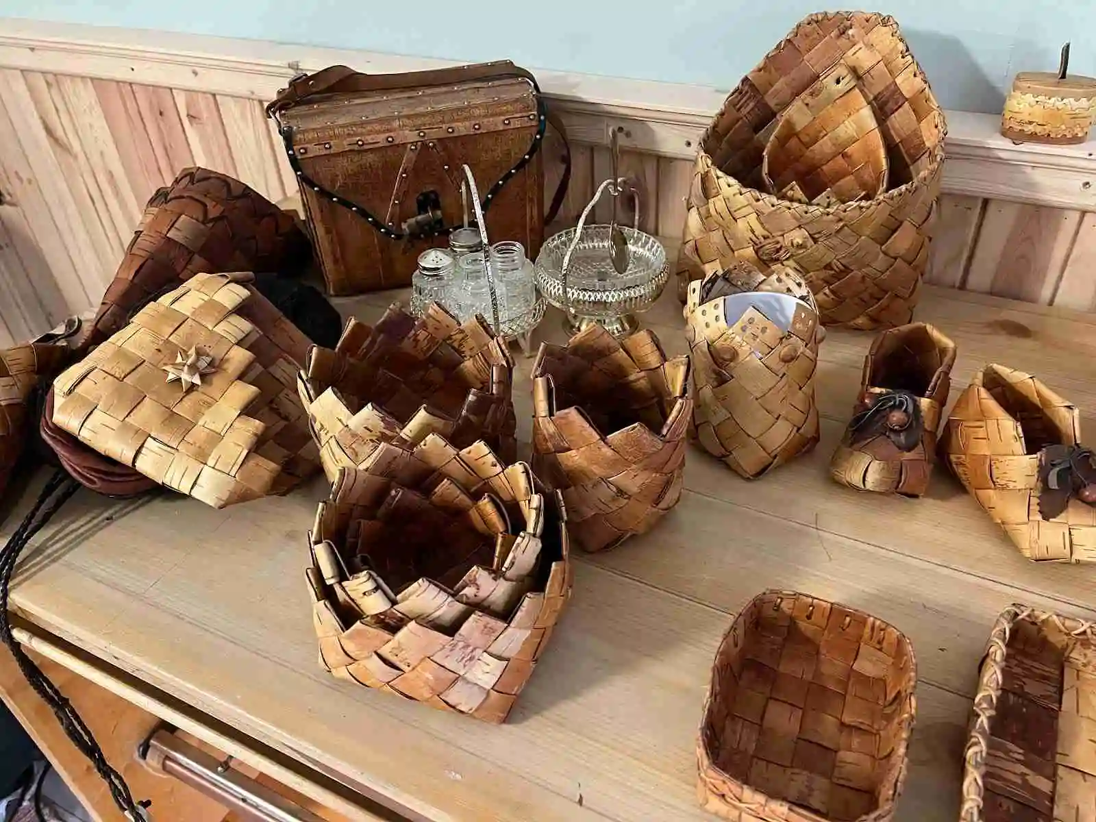 En vacker korg av naturmaterial som står vid Orrkulla camping, perfekt för en picknick.