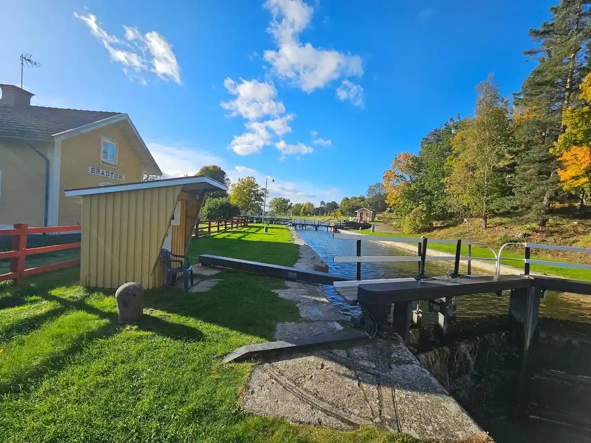 Upplev rofylld historia och naturskönhet vid Göta Kanal på Brådtom Lock Campground! Avkoppling och äventyr i harmoni.