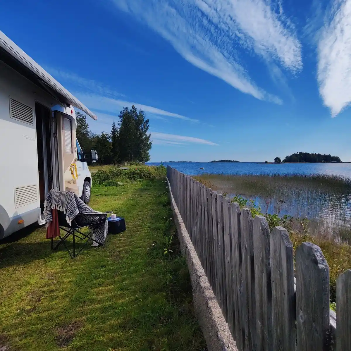 Oas av ro och äventyr vid Holmsjöns strand – välkommen till Storsands Camping! 🌲✨