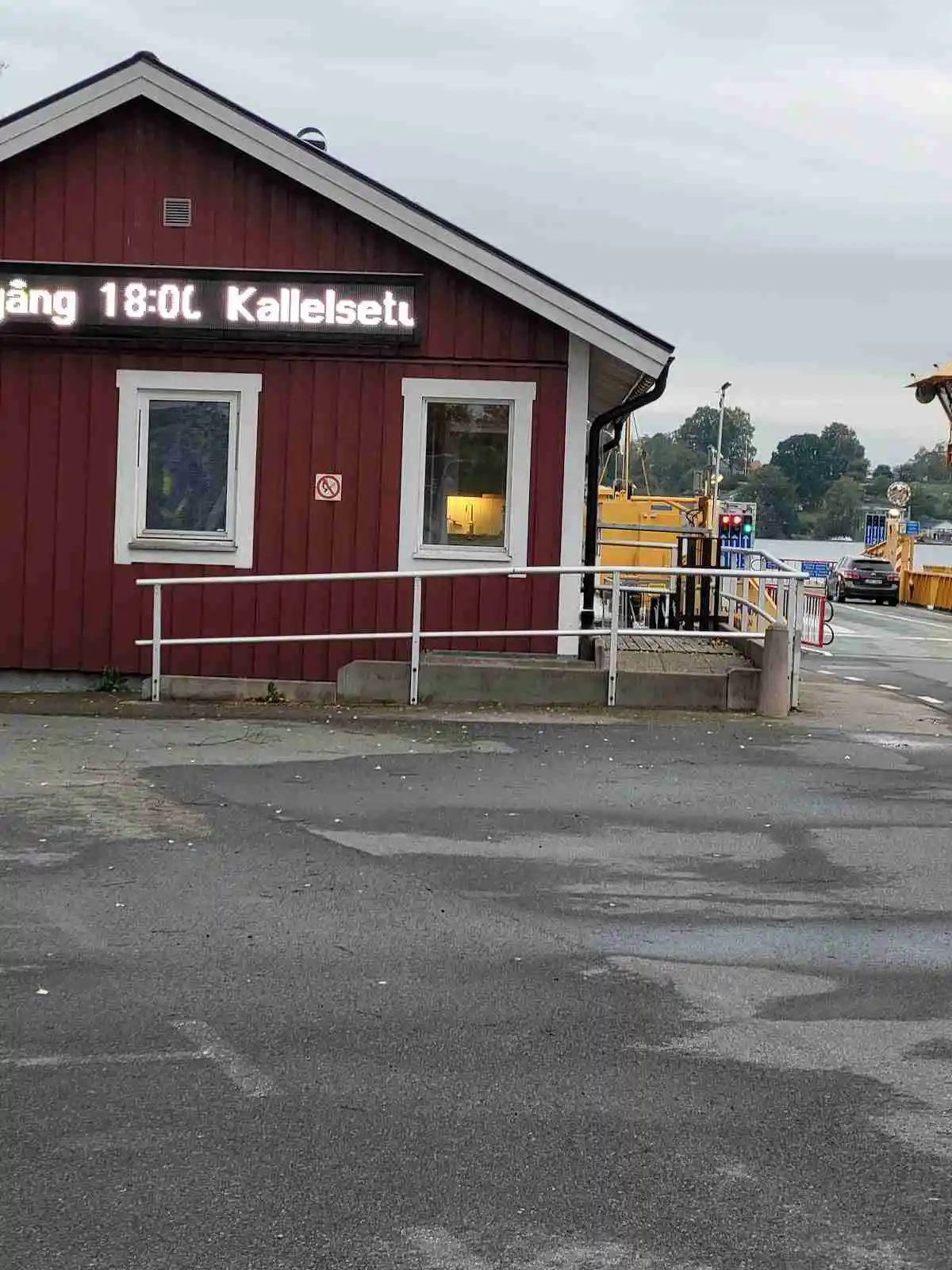 En liten bensinstation bredvid ett grönskande campingområde på Ivö Camping.