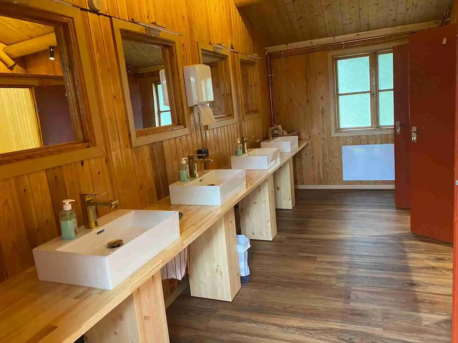 Inredning med trägolv och trädetaljer i ett mysigt rum på Trollforsen Camping & Cottages.