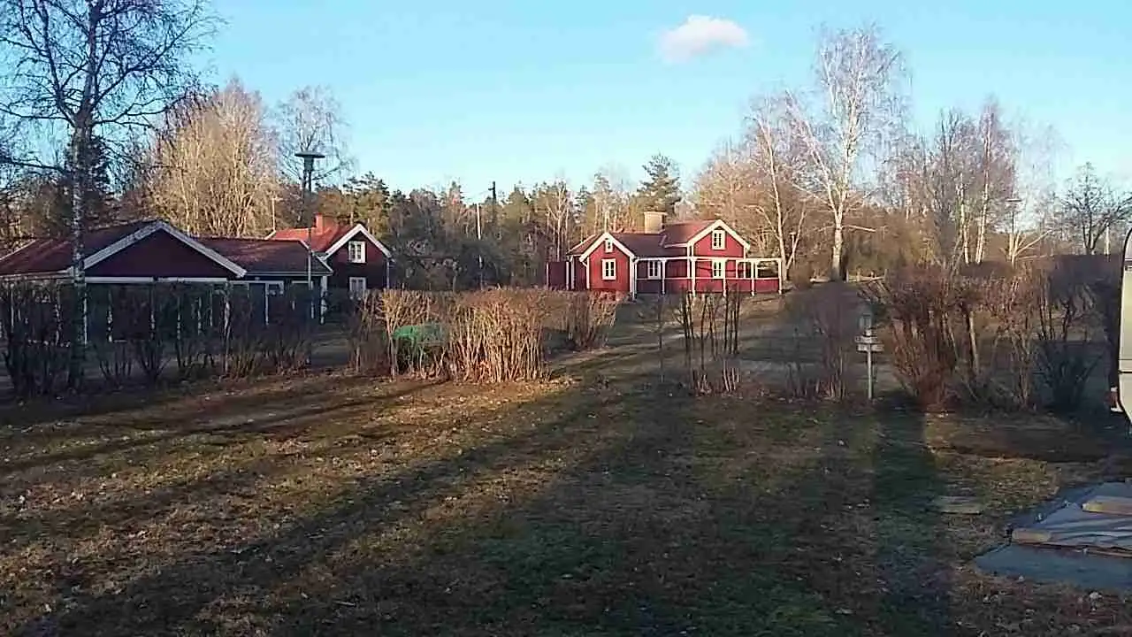 Idyllisk naturtillflyktsort i Småland för avkoppling och äventyr; camping, fiske, bastu och gemenskap vid Linnerydssjön.