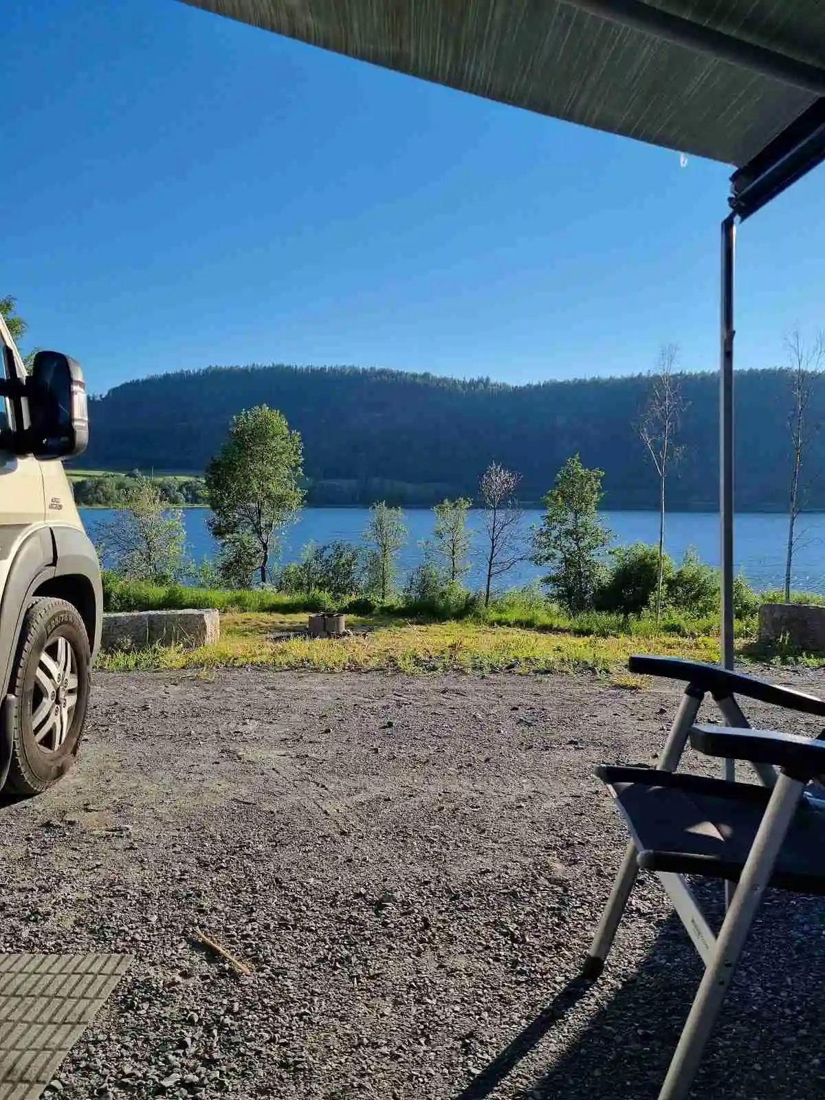 En sport-HUV parkerad vid en ställplats bredvid Gällstasjön, omgiven av natursköna landskap i Lake District. Perfekt för road trips och naturutflykter.