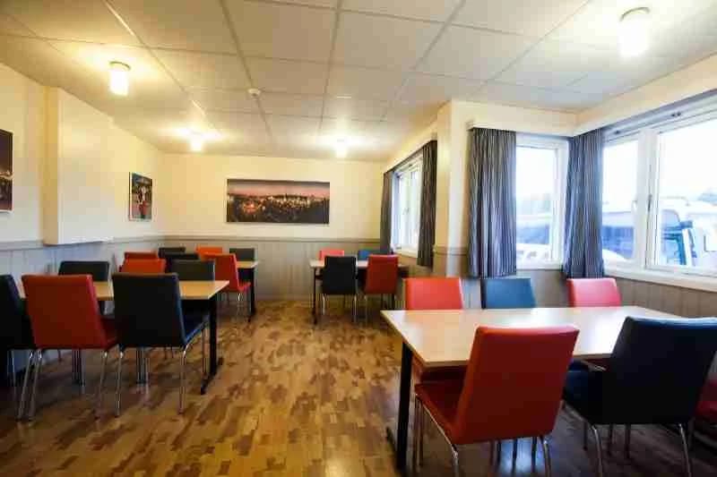 Alt-text: Interiörbild av ett rum i Lisebergsbyn med trä- och träbearbetade ytor såsom golv, tak och möbler, vilket ger en varm och inbjudande atmosfär.