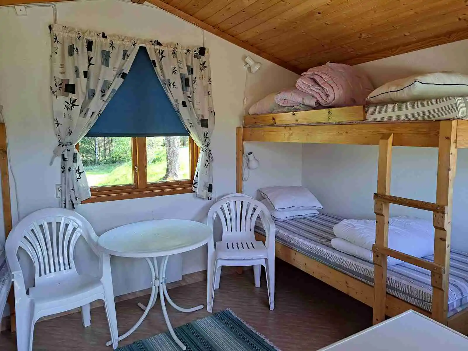 En mysig stuga med träinredning på Sandviken fribad och camping. Interiören har trägolv, trätak och inredd med en våningssäng. Perfekt för ett naturnära boende.