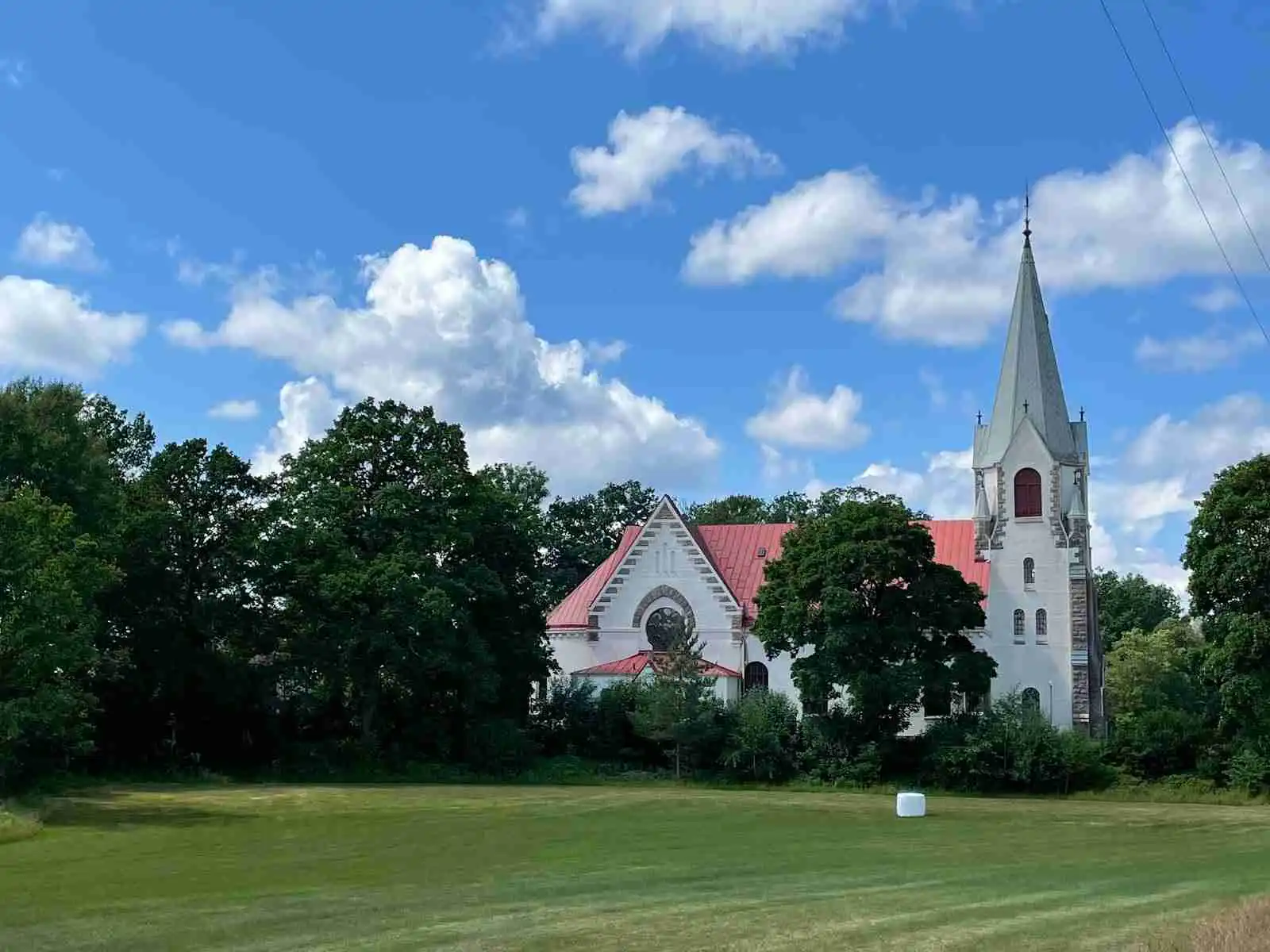 Kalvs Familjecamping: En avkopplande oas i Västsverige med sjöutsikt, naturnära boende och äventyr inom räckhåll.