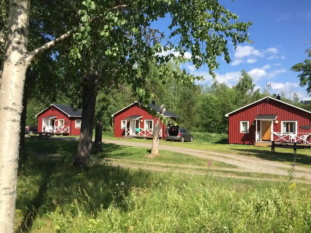 Norråkers camping: En fridfull naturupplevelse vid Tåsjön med stugor, tältplatser och rikligt med friluftsaktiviteter för alla.