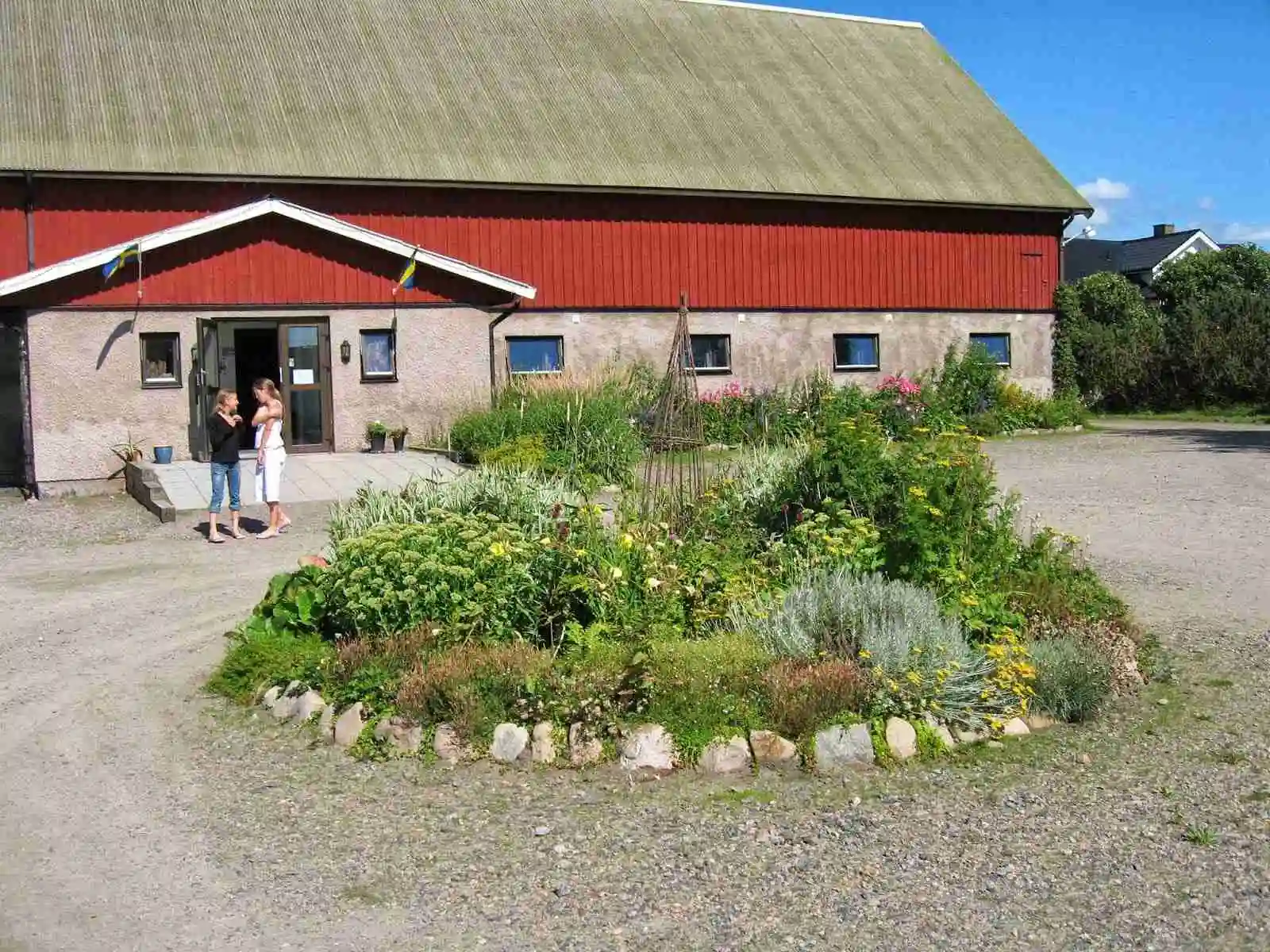 Rödlix Hostel & Camping: Njut av en avkopplande kustnära flykt nära Varbergs charm, där natur och bekvämlighet möts.