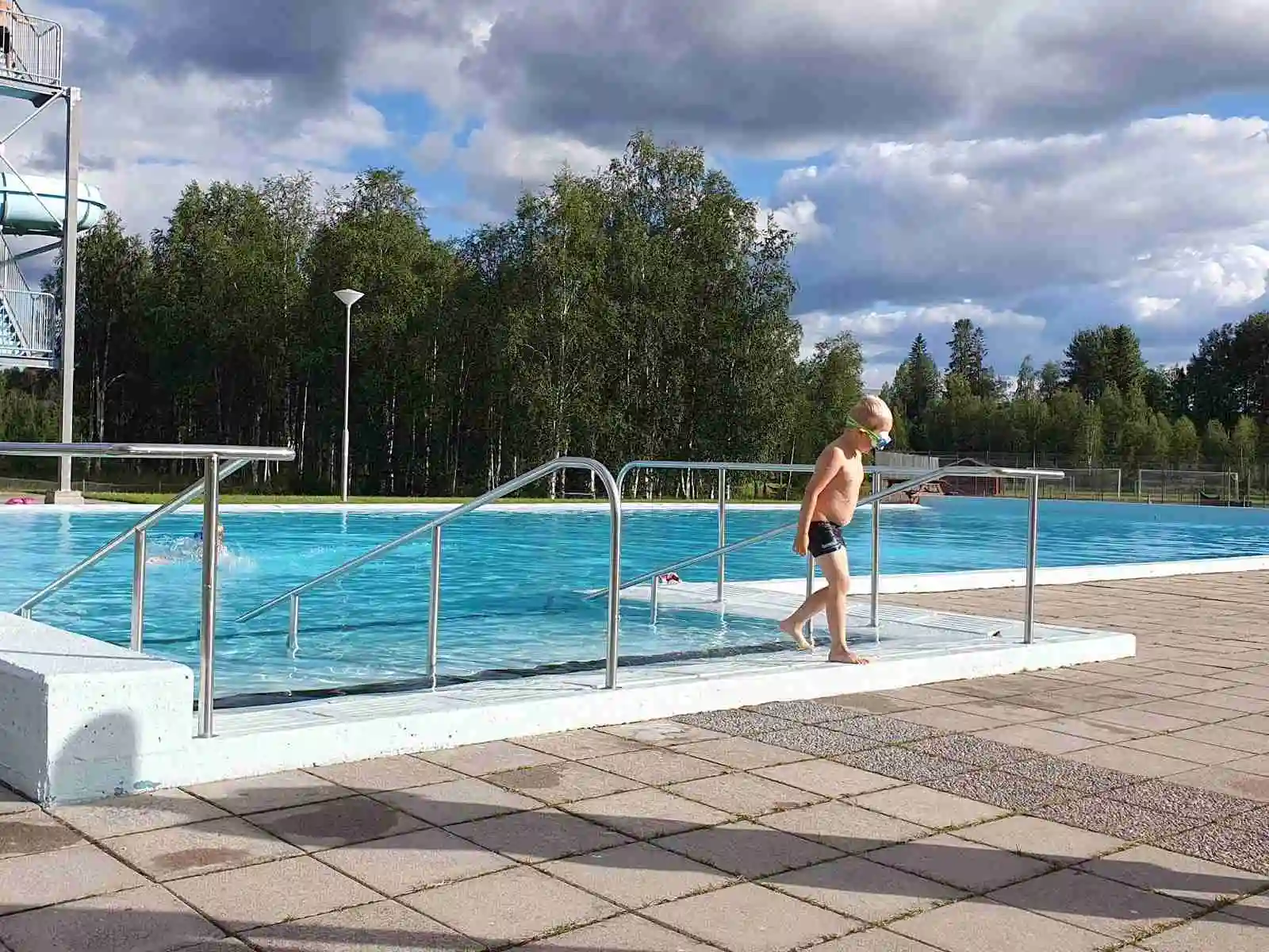 Idyllisk camping vid Ljusnan, nära Sonfjället, med aktiviteter för naturälskare och bekvämt boende för alla årstider.