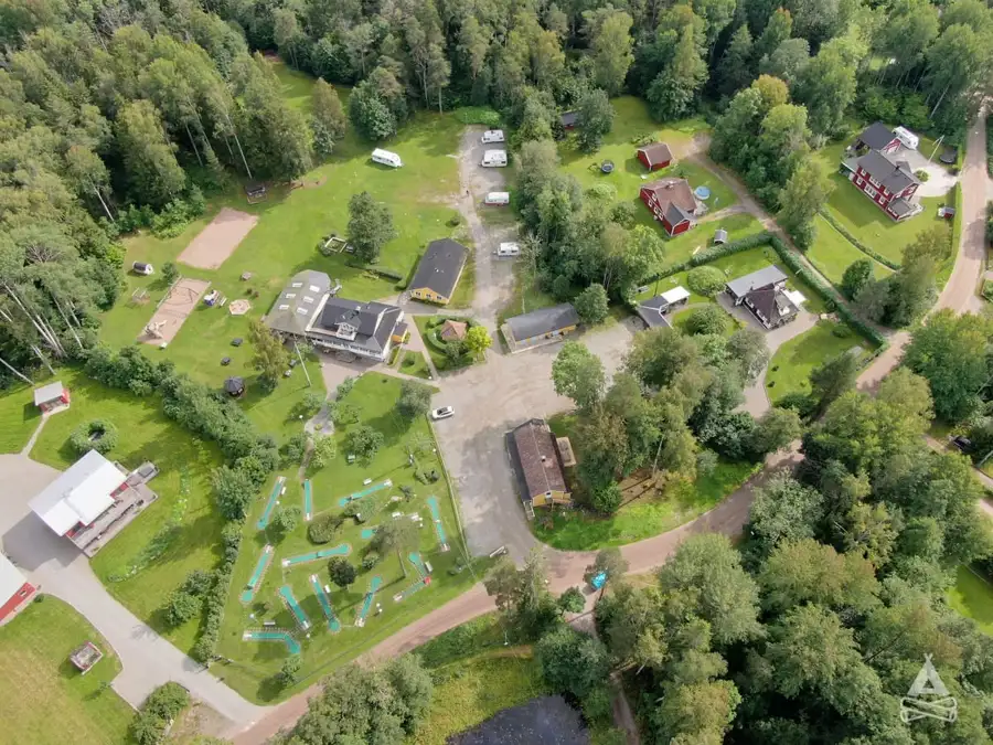 Flygbild över Sofielund Vandrarhem & Camping som visar ett lantligt område med gröna landskap, byggnader och anlagda ytor.