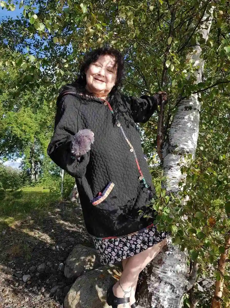 En grupp personer klädda i vinterkläder står tillsammans vid Krokomvikens camping. De ler och verkar glada, vilket skapar en känsla av gemenskap och semester. Bakgrunden domineras av snö och vackert vinterlandskap.