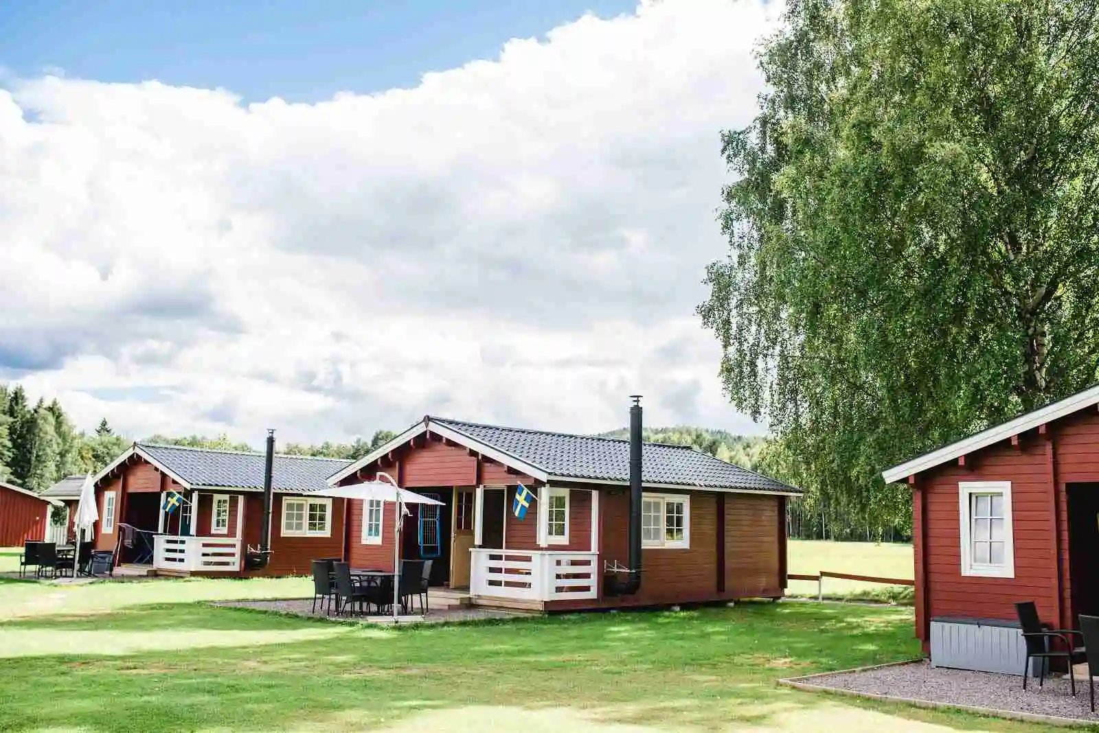 Alevi Camping: Upplev Värmlands natur med stjärnklara nätter, moderna bekvämligheter och äventyr vid Klarälvens vatten.