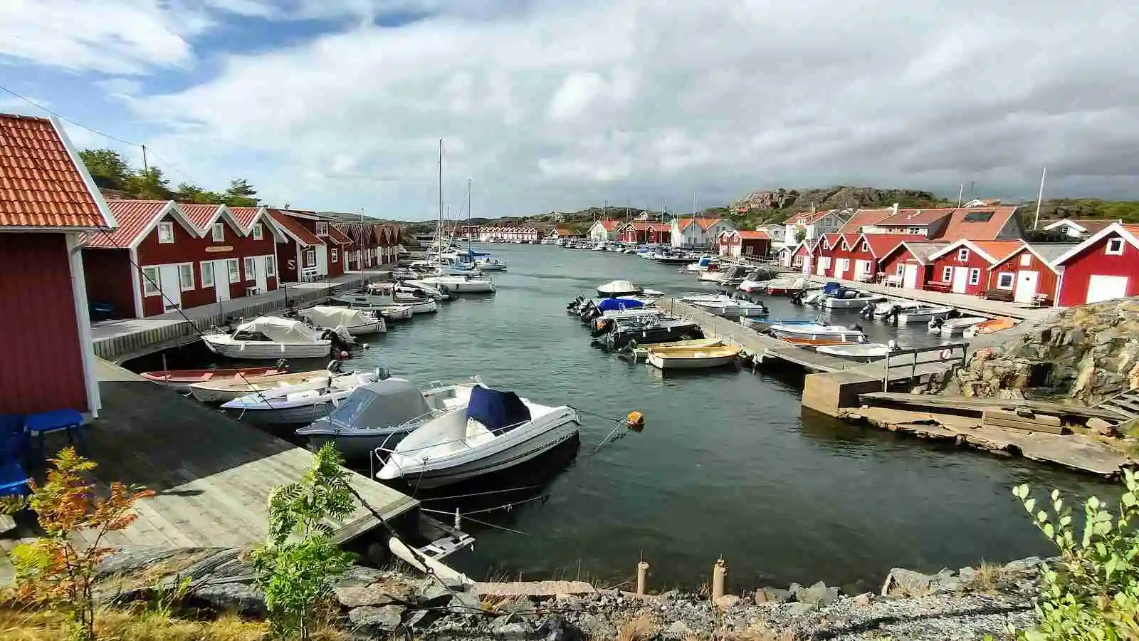 Väck upp vid kustens pärla! Wohmobilstellplatz Mossholmen: naturnära lugn i en maritim oas. Upplev svensk västkust!