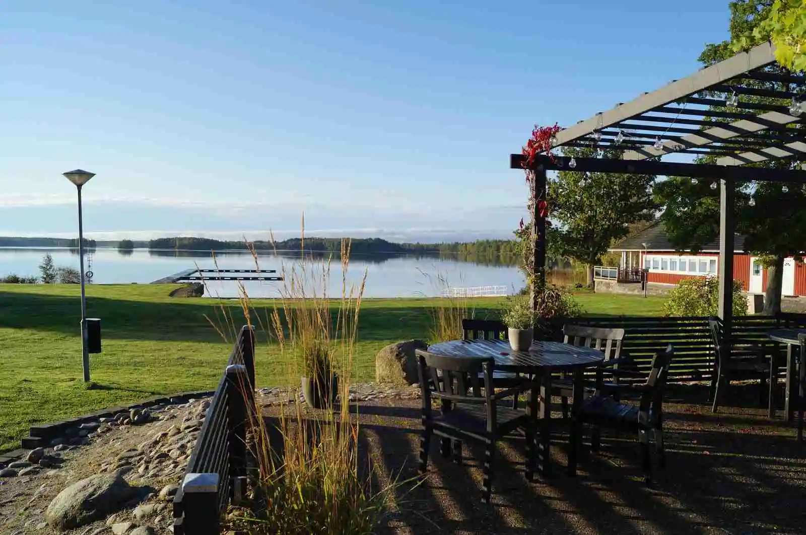 Upptäck Smålands charm på Tingsryd Resort: naturnära camping med aktiviteter, avkopplande spa och gastronomi vid sjön Tikens lugna strand.
