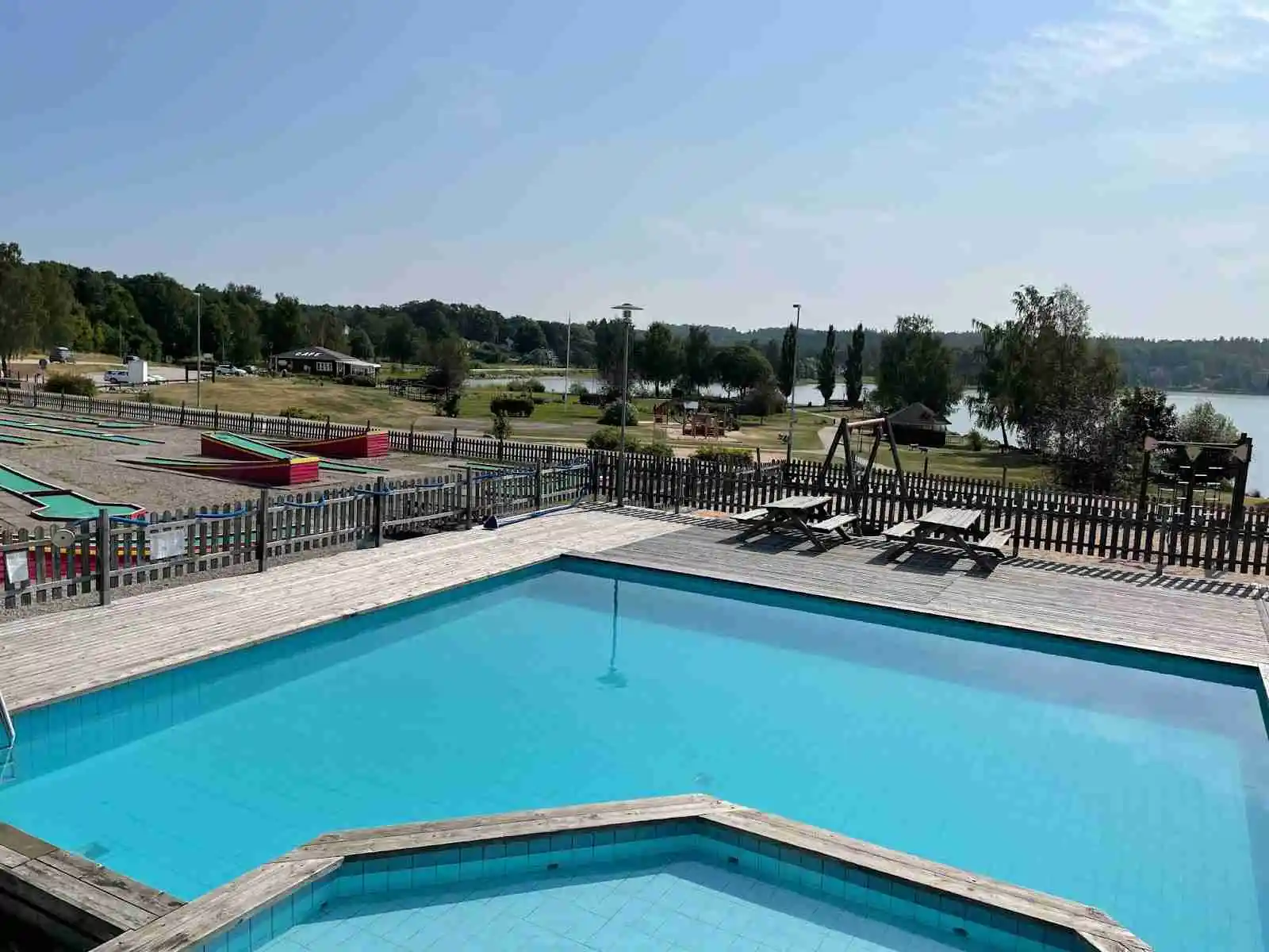 Vid Södra Sämsjöns strand, upplev Vegby Camping – natur, äventyr och avkoppling i hjärtat av Västra Sverige.