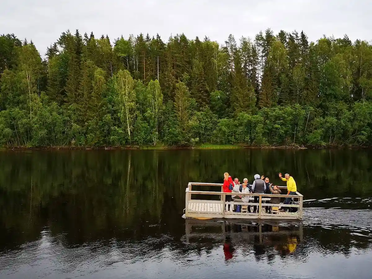 Upptäck Värmlands hjärta på Storängens Camping – med natur, äventyr och avkoppling vid Klarälven. Perfekt för hela familjen!