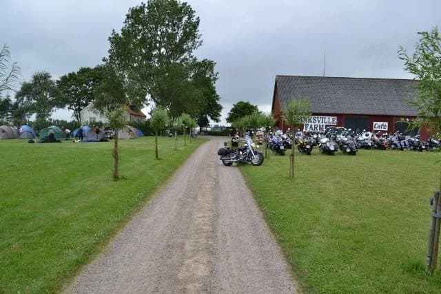 Upptäck rofylld landsbygdscharm och äventyr på Hanksville Farm, en idyll i hjärtat av grönskande Skåne.