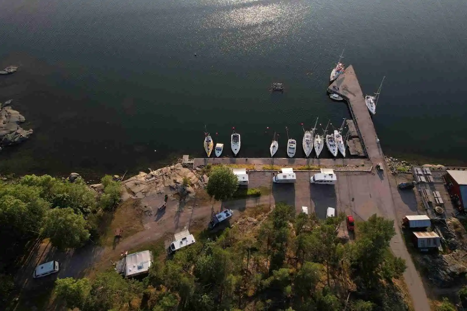 Ängskärs Gästhamn: En magisk tillflykt med stugor vid vatten och nav för natur, avkoppling och aktiviteter. Upptäck lugnet! 