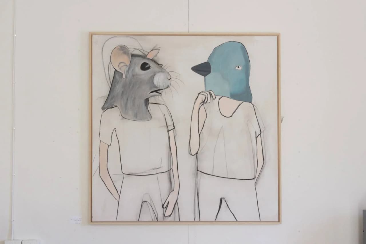 En färgglad illustration i barnkonststil som föreställer en pionjärgård, med träbyggnader och omgivande natur.