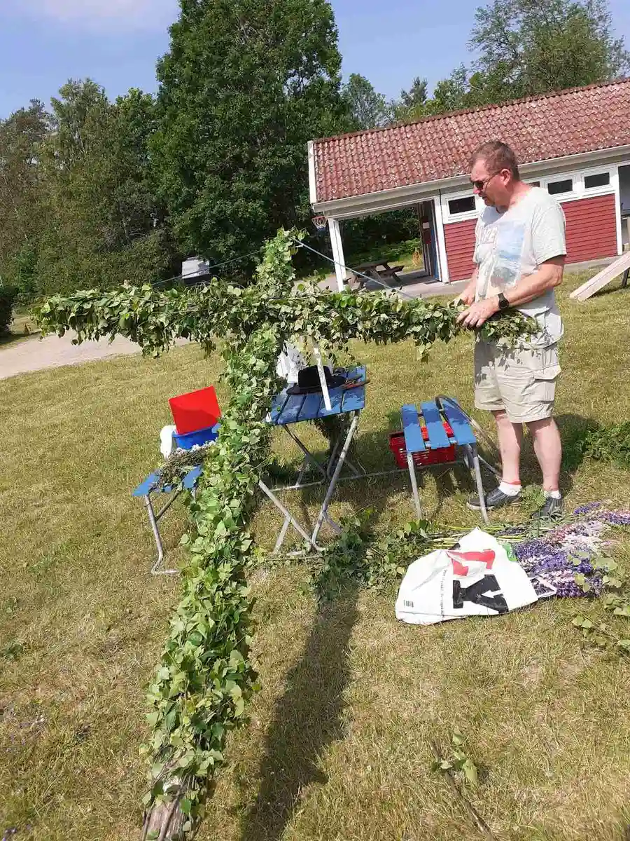 Bild av en grönskande trädgård vid Linneryds camping, med buskar och örter i ett välskött trädgårdslandskap.