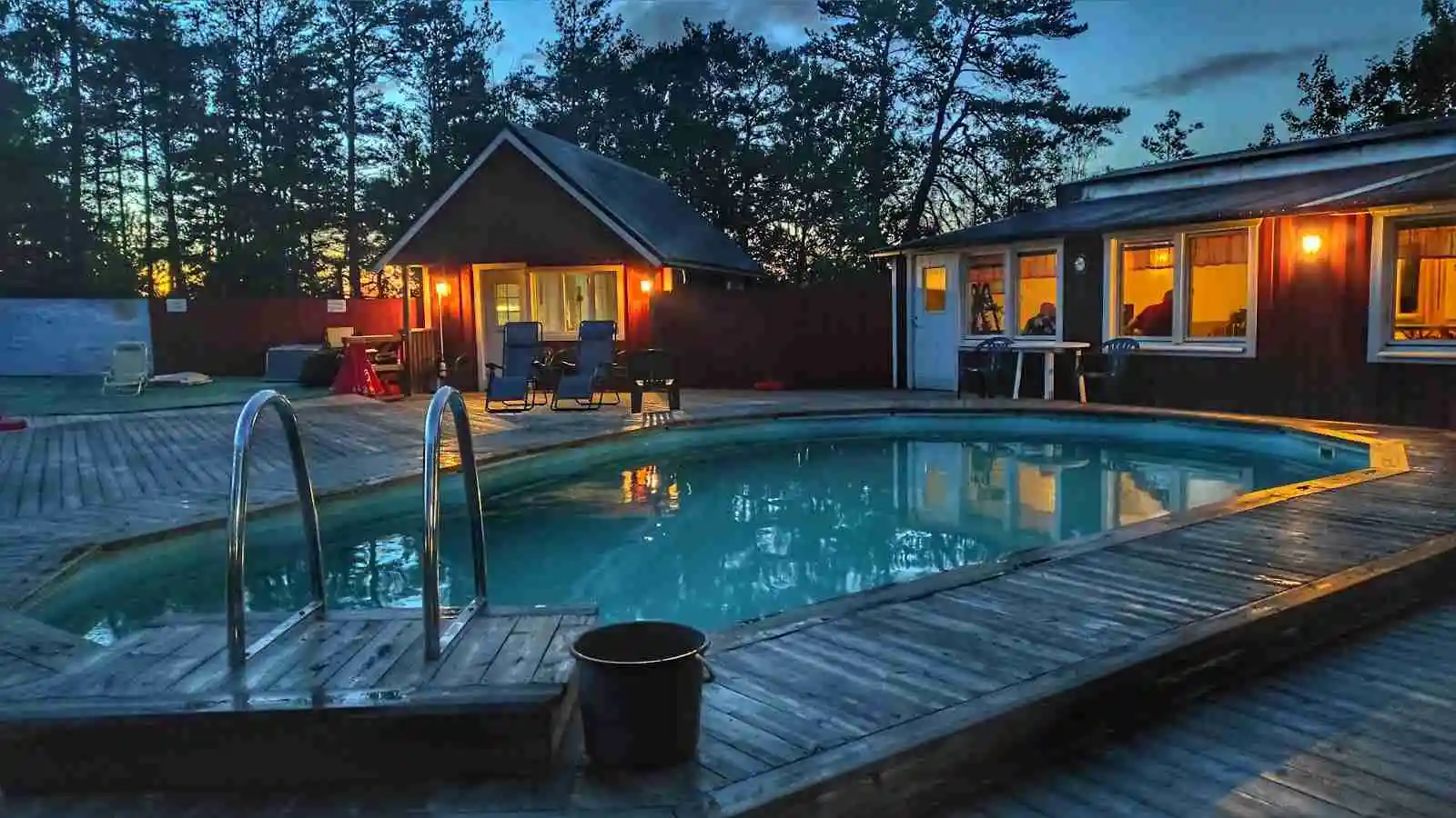 Njut av idylliska Arkösund: camping i Östgötaskärgårdens hjärta, omfamnad av naturens stillhet och havets viskande ro.