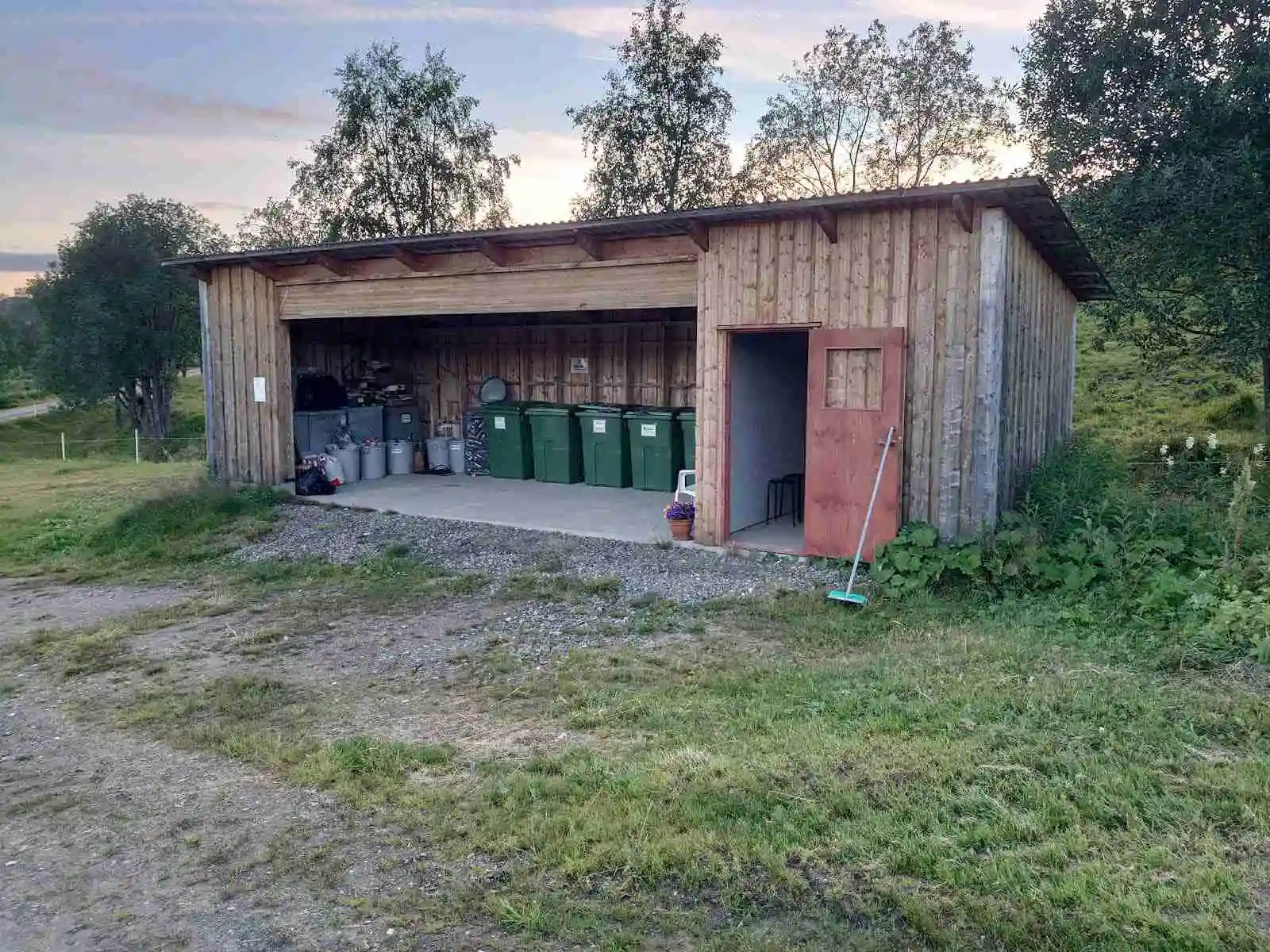 Upptäck Lia Ranch vildmarkscamping: Fjälläventyr, naturnära boende och historisk charm i Jämtland! 