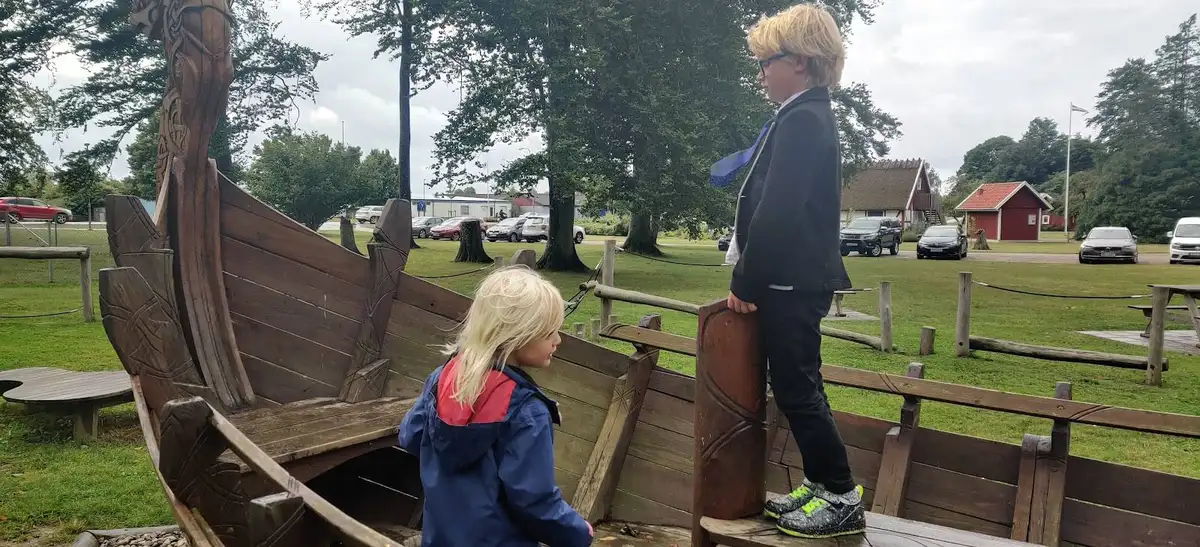 En bild av Elfdalens camping, med fritidsaktiviteter som båtliv och avkoppling i en naturskön parkmiljö.