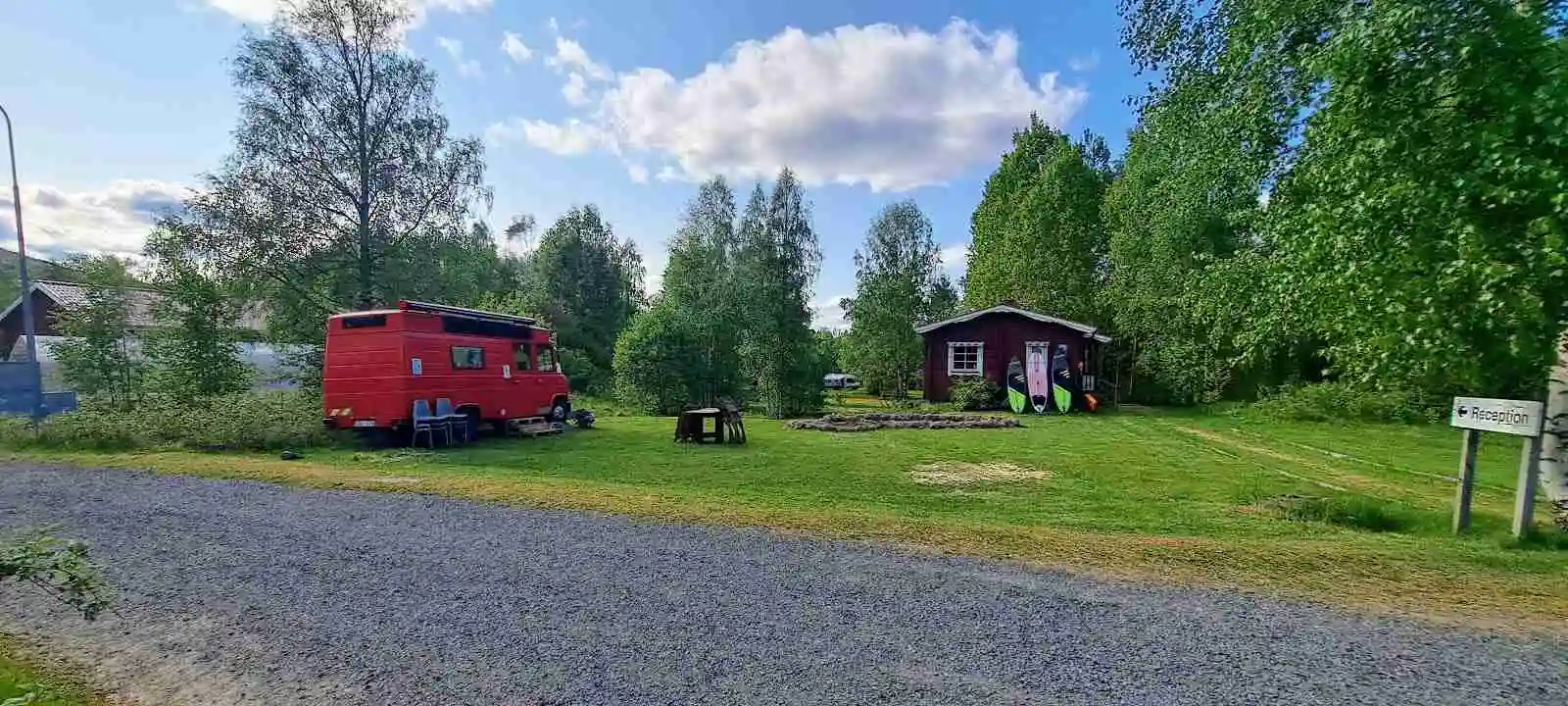 Upptäck friheten på Camping Fristad: Avkoppling och äventyr i Värmlands natursköna omgivning vid sjön Övre Brocken.